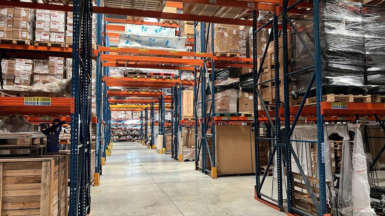 Racks et palettes dans l'entrepôt MCE