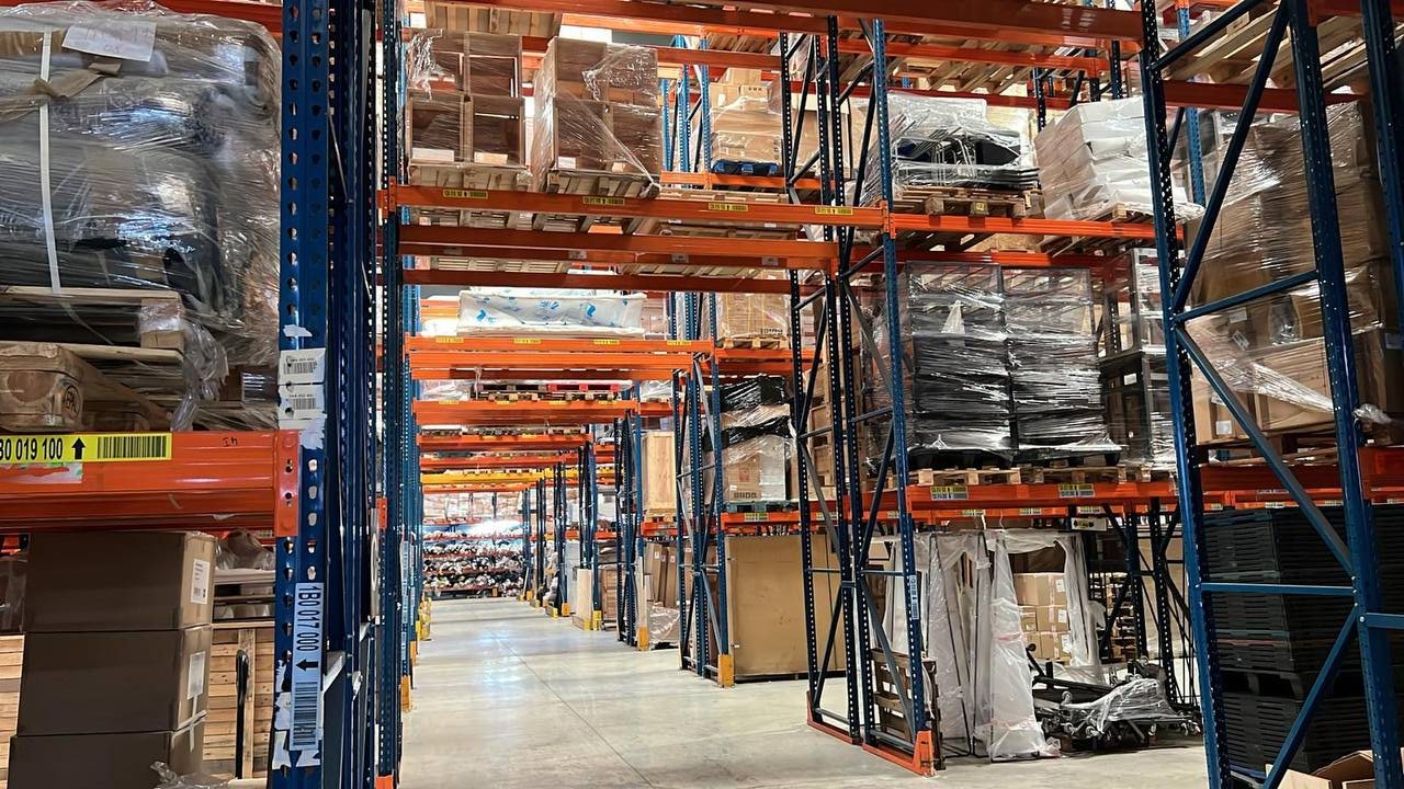 Allée de racks dans l'entrepôt MCE