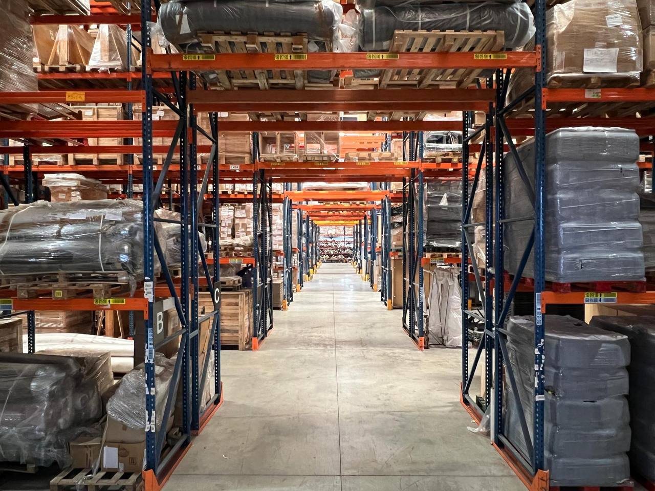Allée de palettier dans l'entrepôt MCE