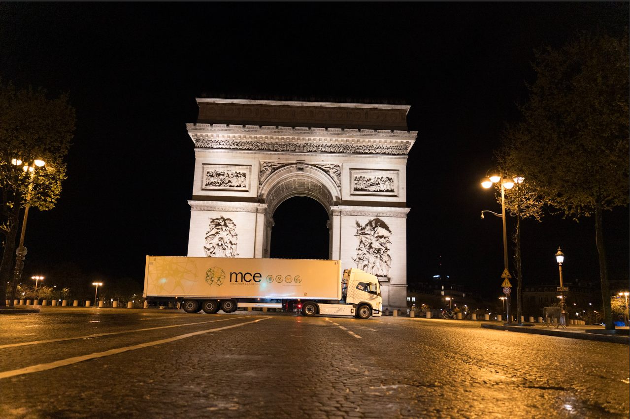 Semi MCE sous l'Arc de Triomphe, la nuit