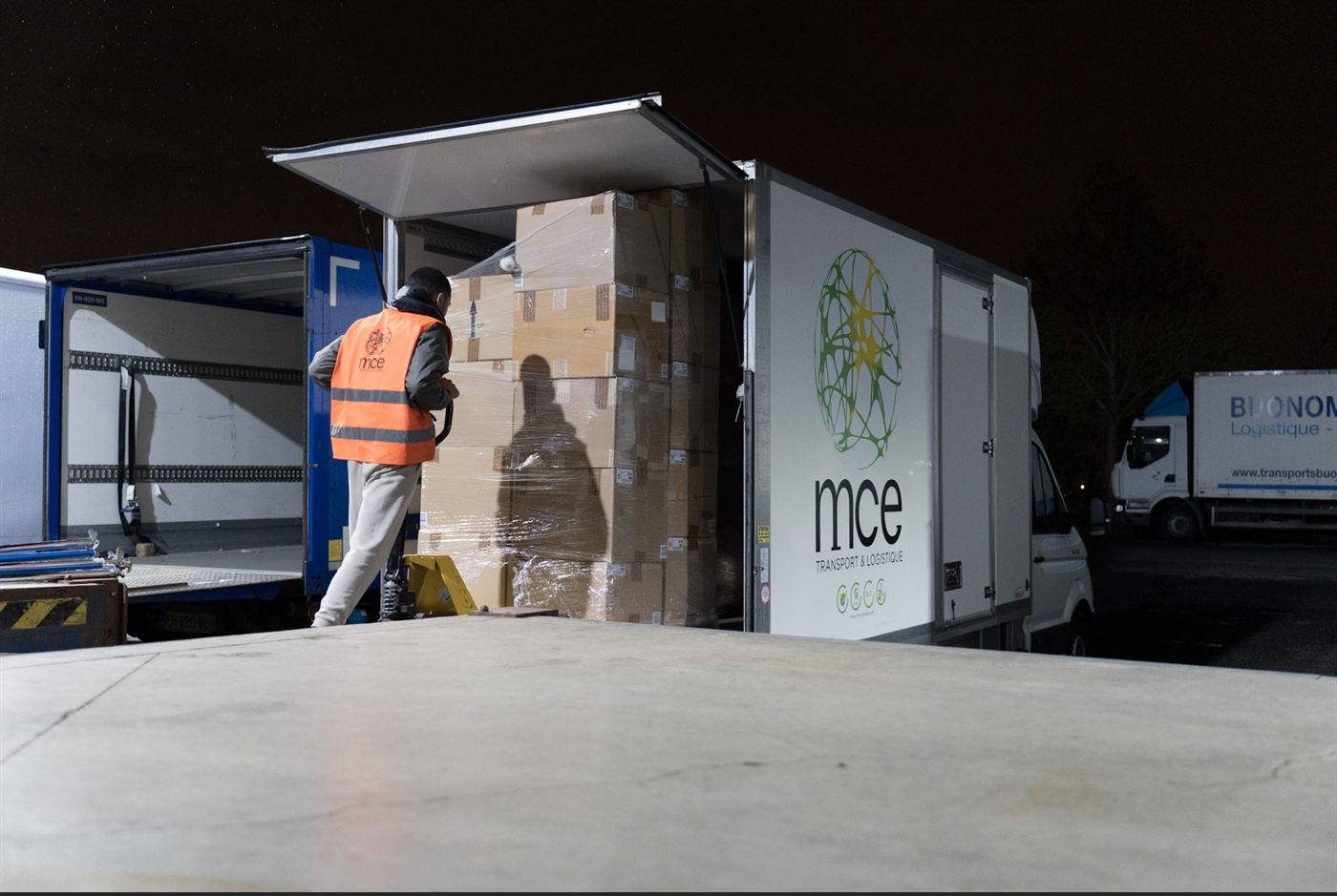 Chargement de nuit d'un camion MCE