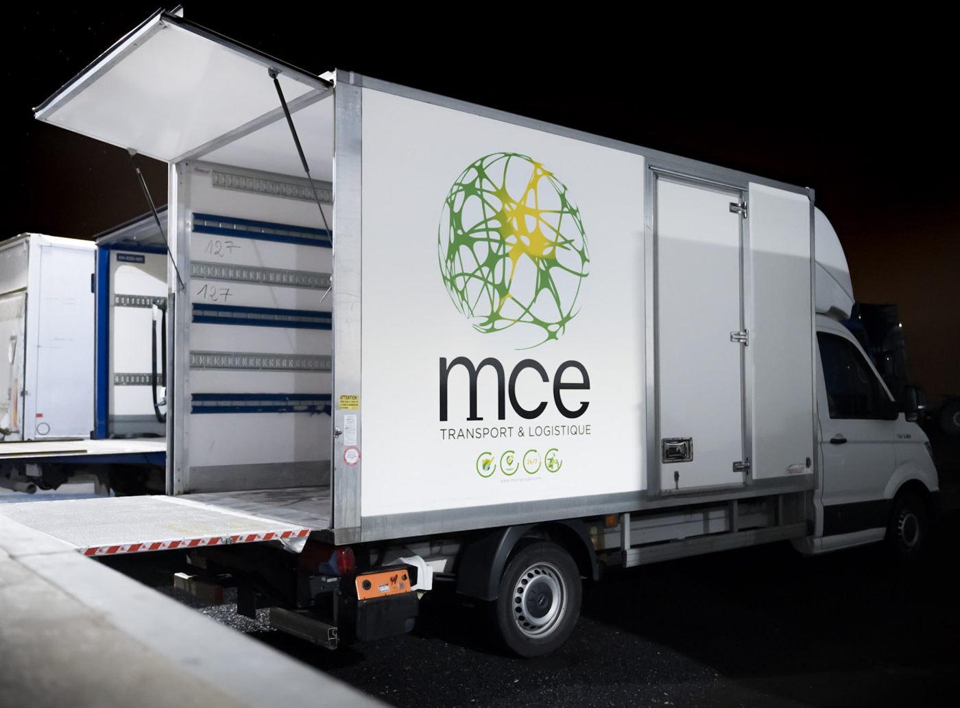 Camion MCE hayon ouvert, distribution de nuit