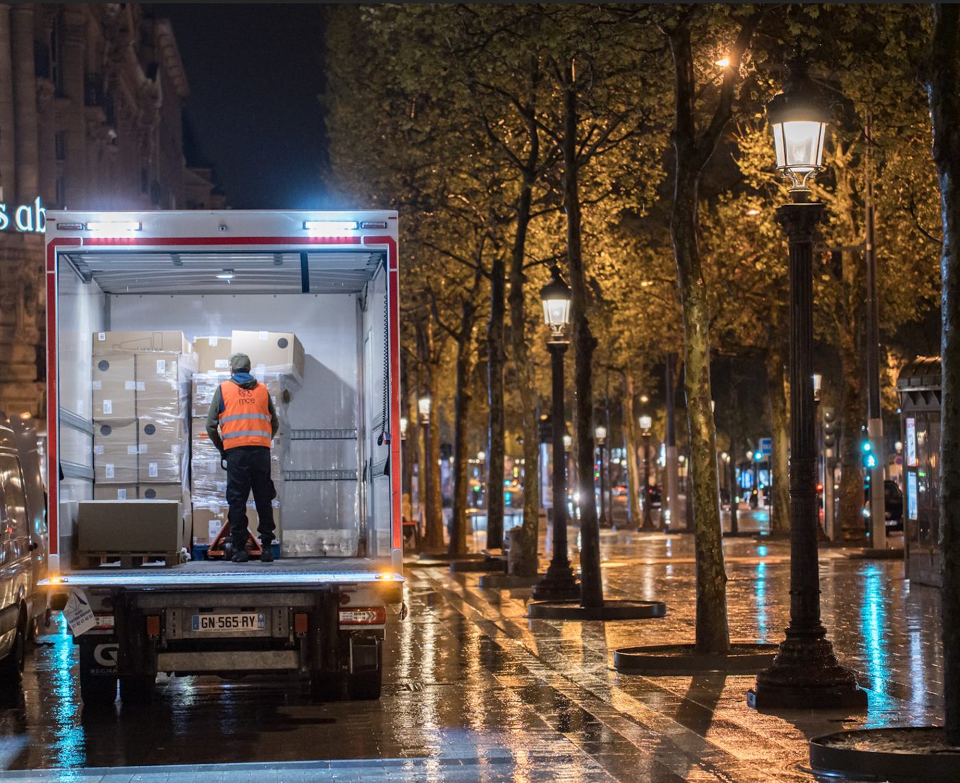 Livraison de nuit sur les Champs-Élysées