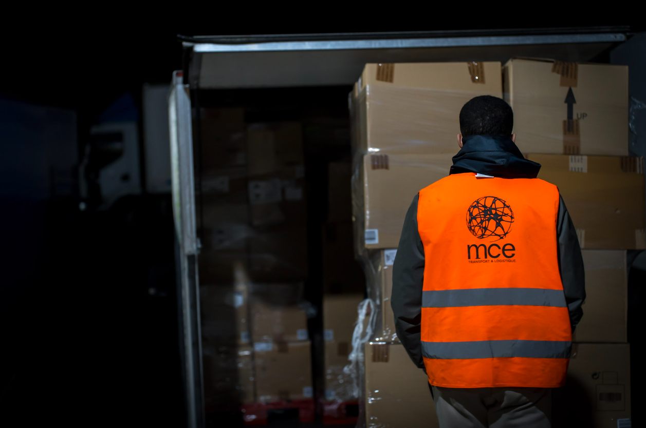 Manutentionnaire MCE et camion chargé