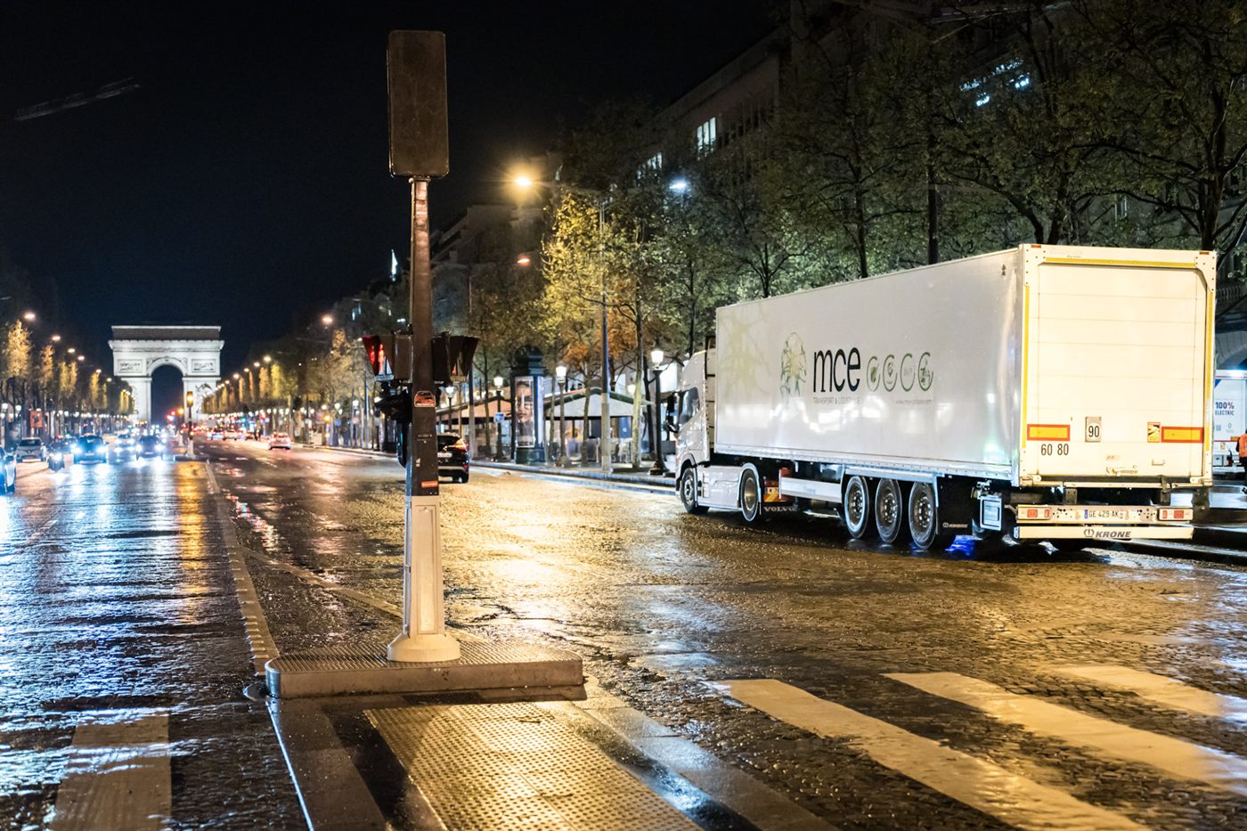 Semi électrique sur les Champs-Élysées