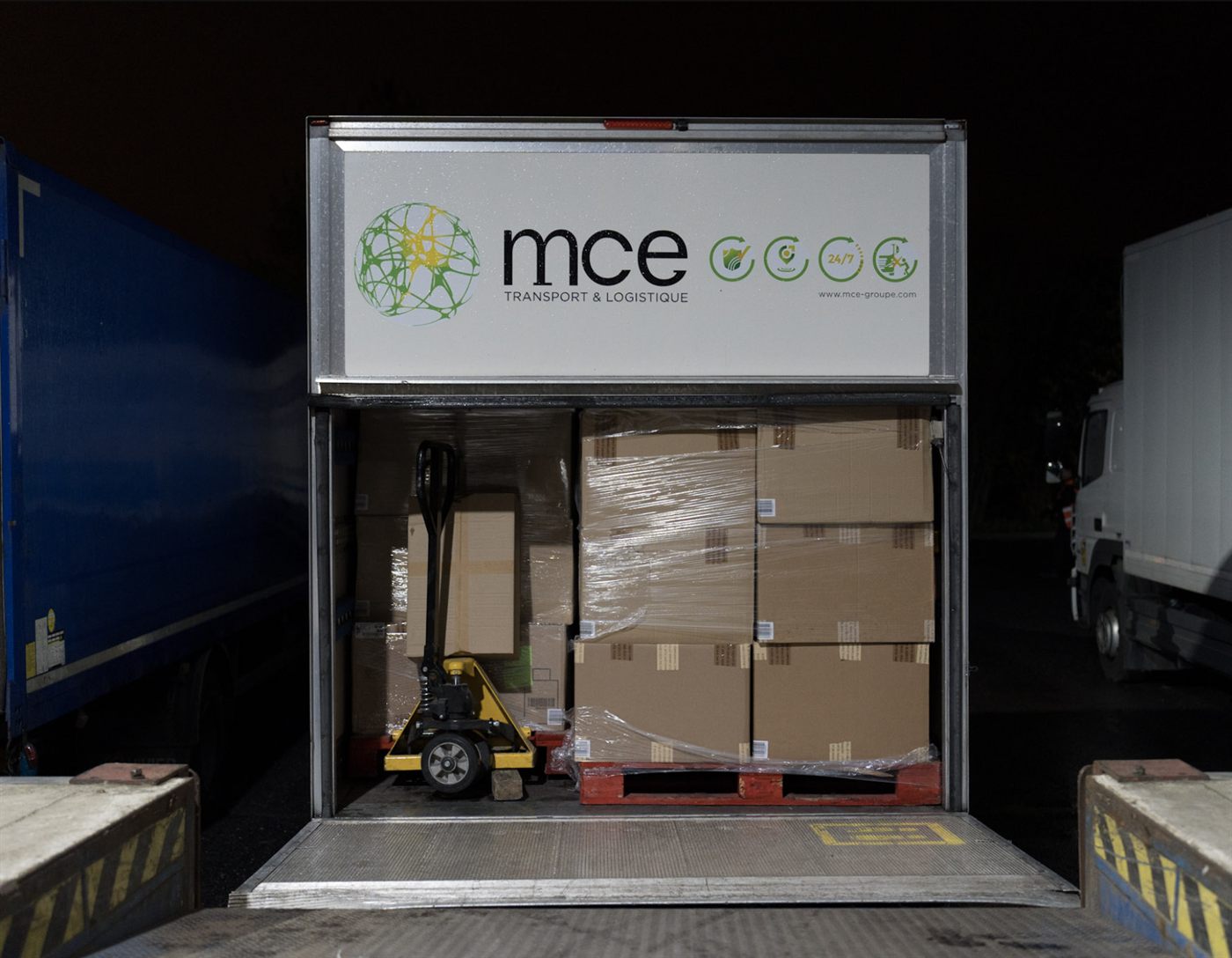 Camion chargé, palettes et transpalette