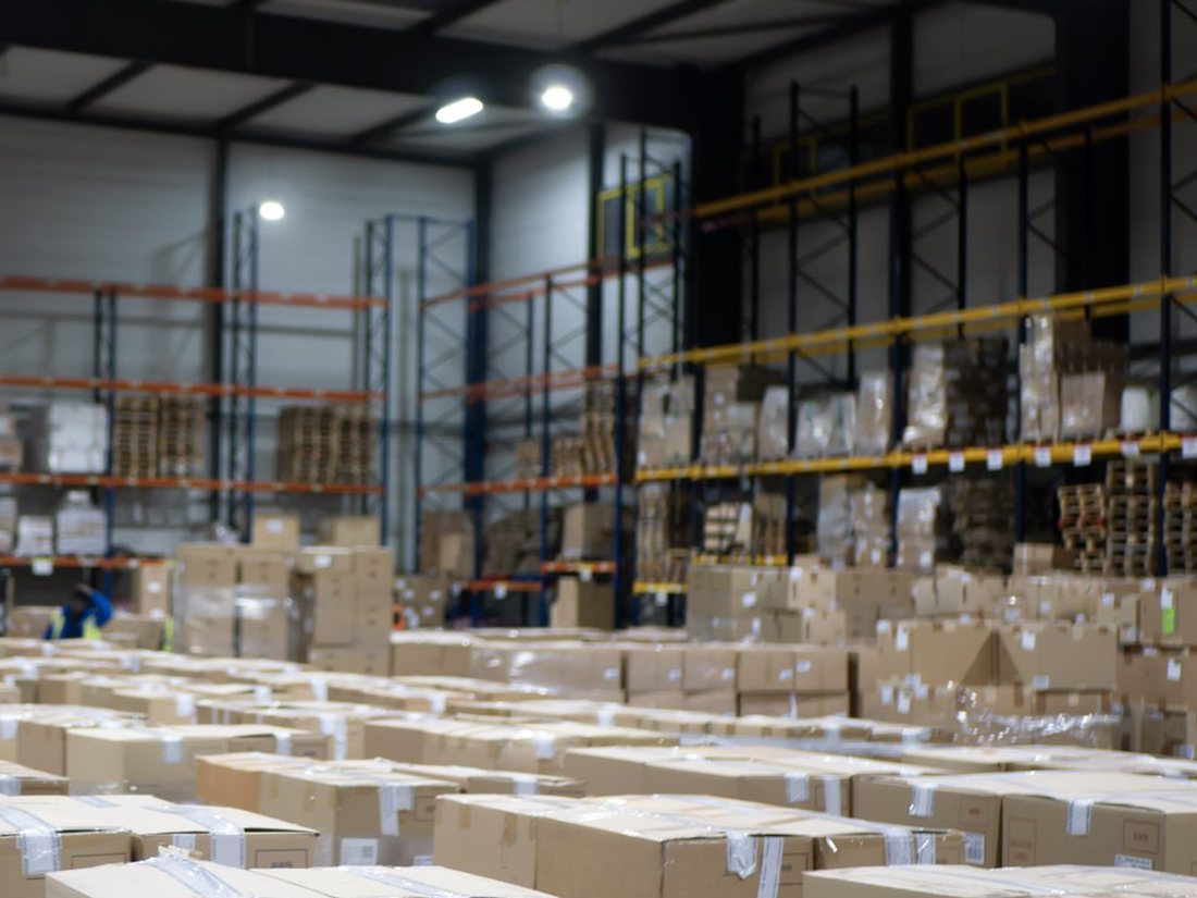 Palettier et racks de stockage dans l'entrepôt MCE