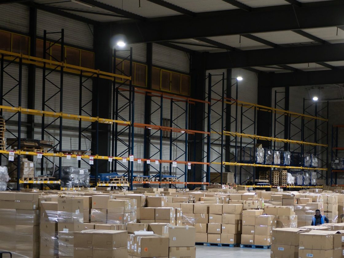 Racks de stockage et palettes dans l'entrepôt MCE de Goussainville