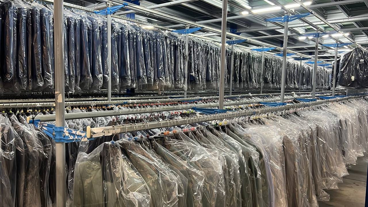 Vêtements sous housse sur les rails de la mezzanine textile MCE