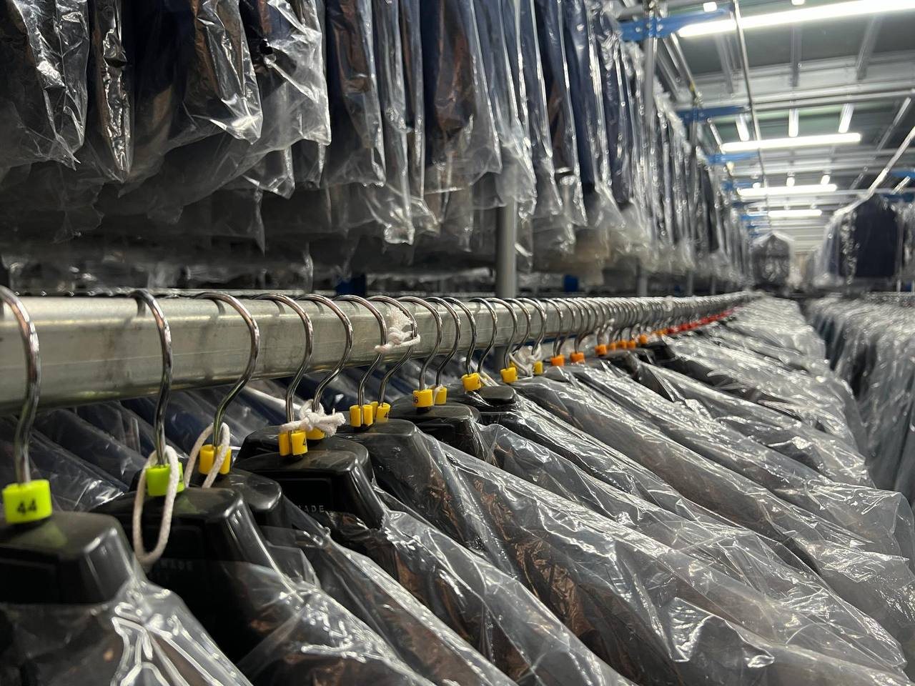 Rangée de vêtements sur cintres étiquetés