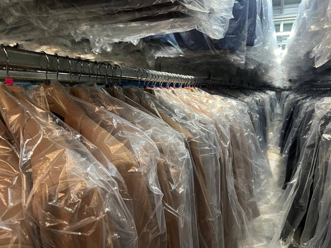 Manteaux sous housse, prêts au départ